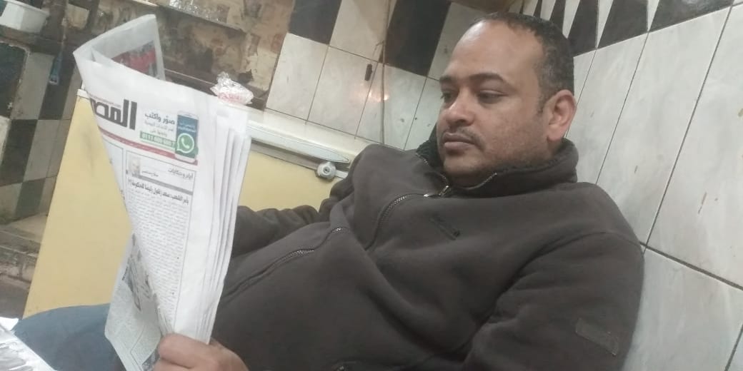 حكاية تاجر التبغ الذي يقرأ الجرائد منذ 25 عامًا الجرائد