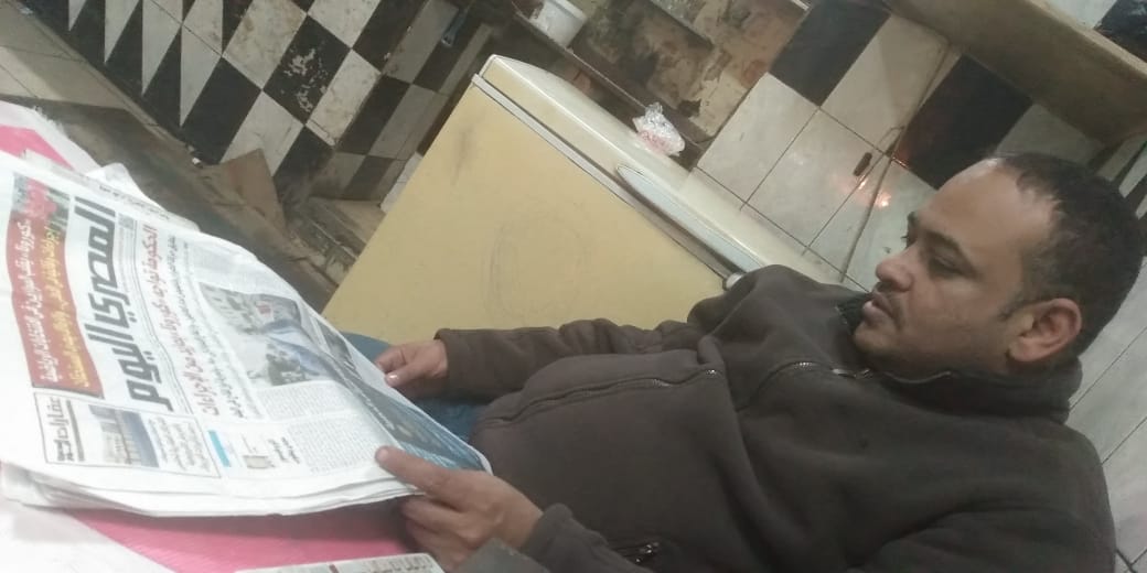 حكاية تاجر التبغ الذي يقرأ الجرائد منذ 25 عامًا الجرائد