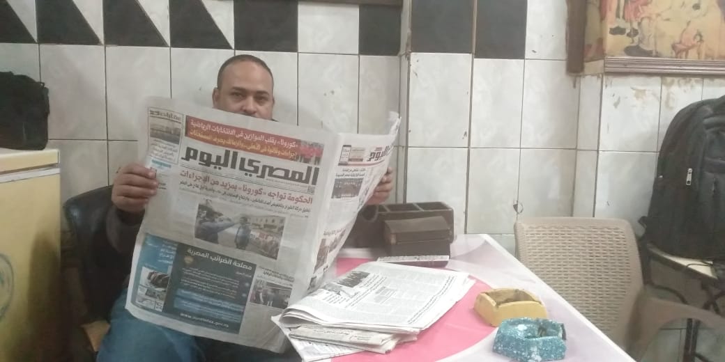 حكاية تاجر التبغ الذي يقرأ الجرائد منذ 25 عامًا الجرائد