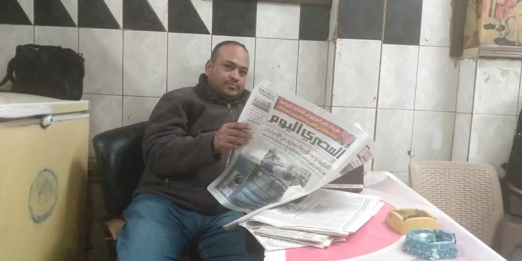 حكاية تاجر التبغ الذي يقرأ الجرائد منذ 25 عامًا الجرائد