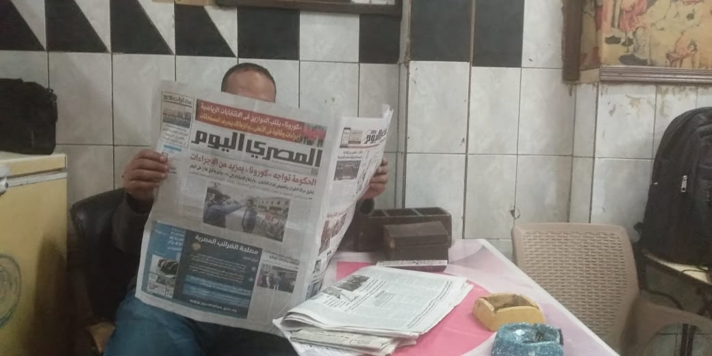 حكاية تاجر التبغ الذي يقرأ الجرائد منذ 25 عامًا الجرائد