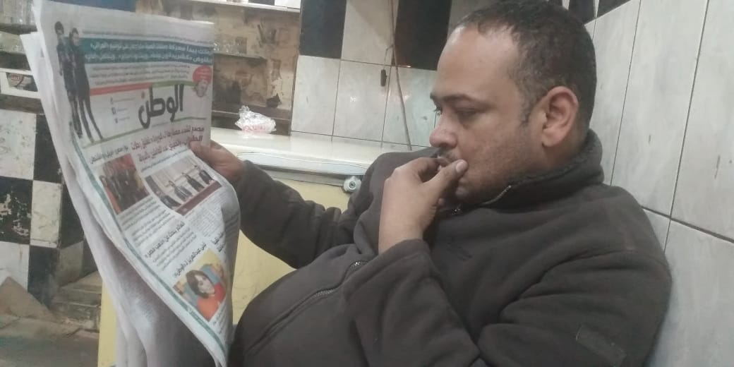 حكاية تاجر التبغ الذي يقرأ الجرائد منذ 25 عامًا الجرائد