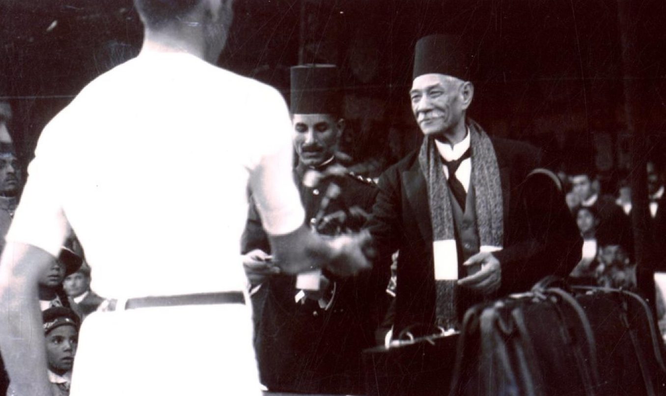 الشرطة في ثورة 1919 “إعادة فتح الملف المنسي بعيدًا عن الهبد والهوى” سعد زغلول يكرم أحد طلبة مدرسة البوليس