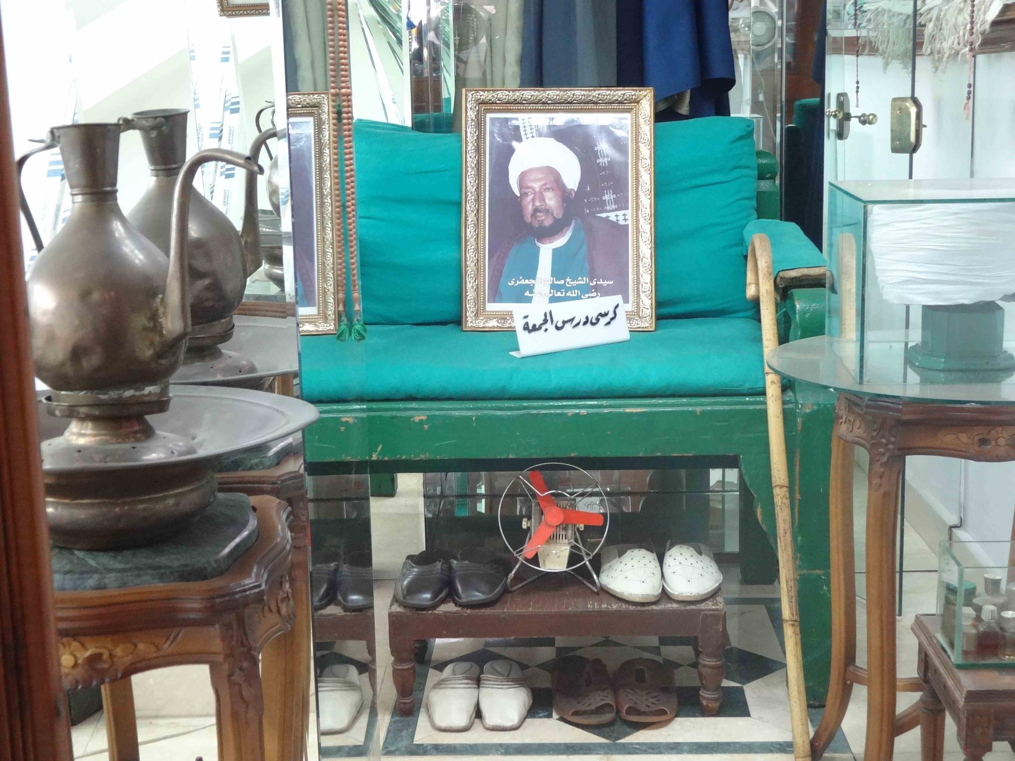 الشيخ صالح الجعفري (1-3) | نبوءات رسمت الفرحة بعد حزن دام 8 سنوات صورة الشيخ صالح الجعفري على كرسيه ومقتنياته