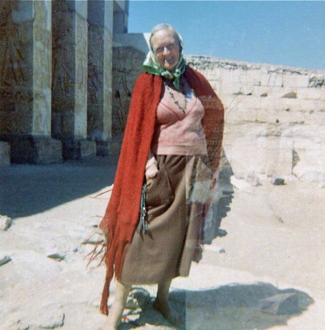 “دوروثي إيدي”.. حكاية فتاة اكتشفت أنها عشيقة ملك فرعوني عن طريق تناسخ الأرواح دوروثي إيدي