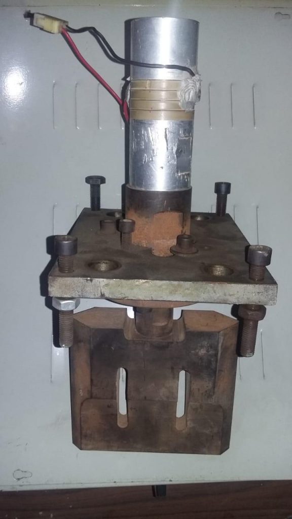 البحث عن كمامة في جيوب أغنياء الحرب كمامة ........................................... البحث عن كمامة في جيوب أغنياء الحرب