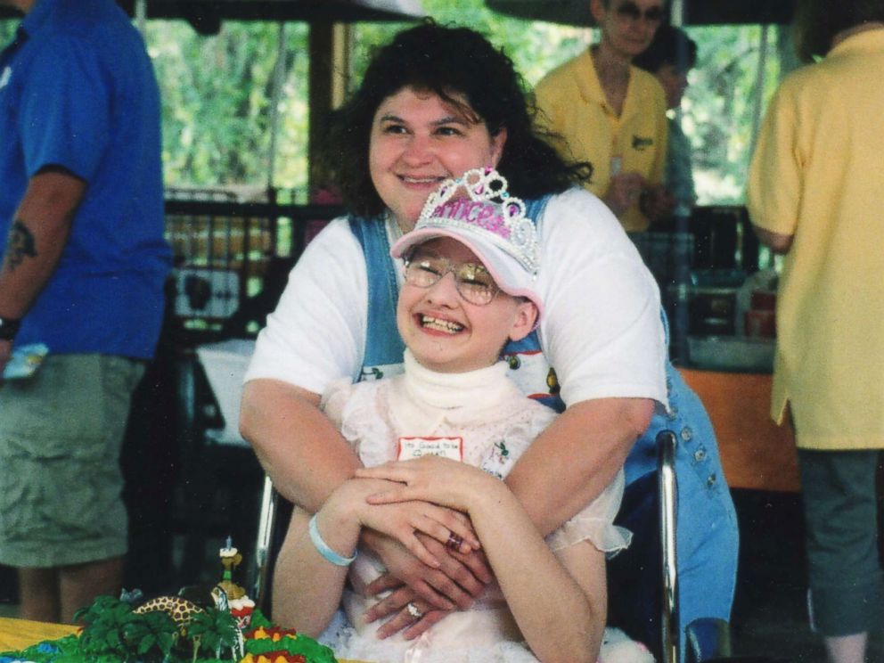 “چيبسي”.. مريضة اللوكيميا المشلولة.. قتلت أمها وهربت مع عشيقها چيبسي