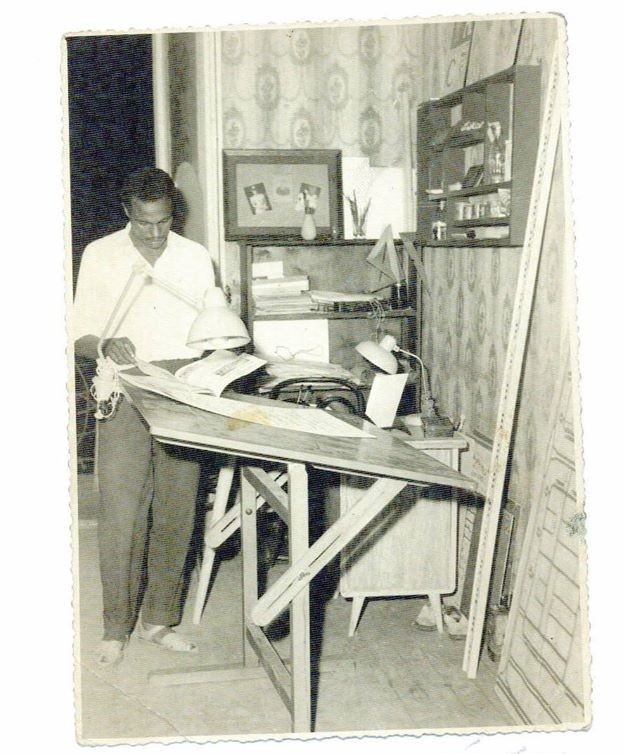 الخطاط محمد حمام و17 إبريل “عن صفحة الوفيات في يوم موته بعام رحيله من الأهرام” الفنان محمد حمام بمكتبه بجريدة الأهرام