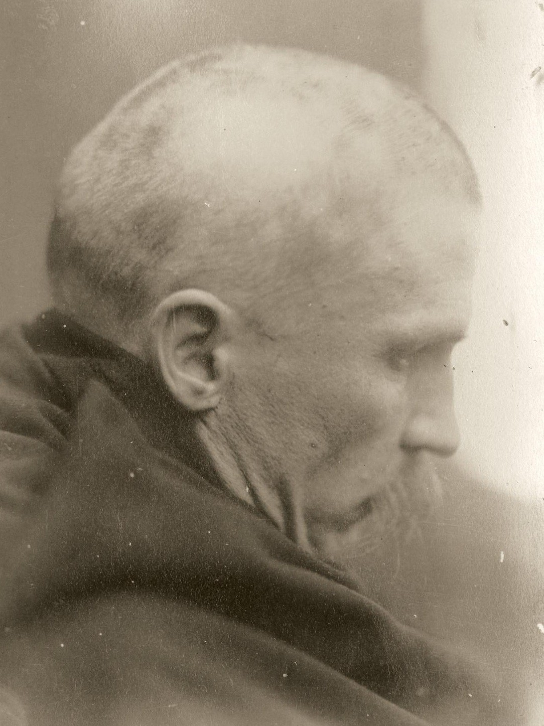 شخصيات تاريخية كررت إهمال مدير معهد الأورام “أحدهم وراء موت 61 ألف مصري” رجل أصلع