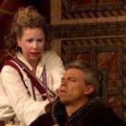 الحظر يحول هاملت لفتاة ................................ على مسرح شكسبير!