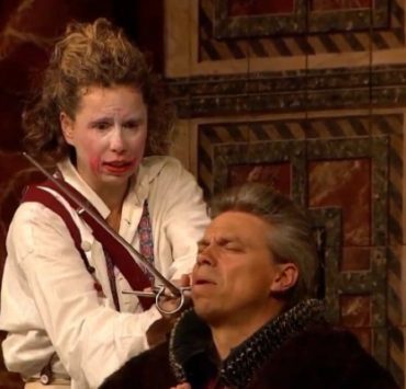 الحظر يحول هاملت لفتاة ................................ على مسرح شكسبير!