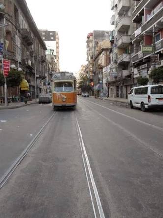 بين لقمة القاضي وصاحب أشهر صلعة سينمائية الترام الأصفر