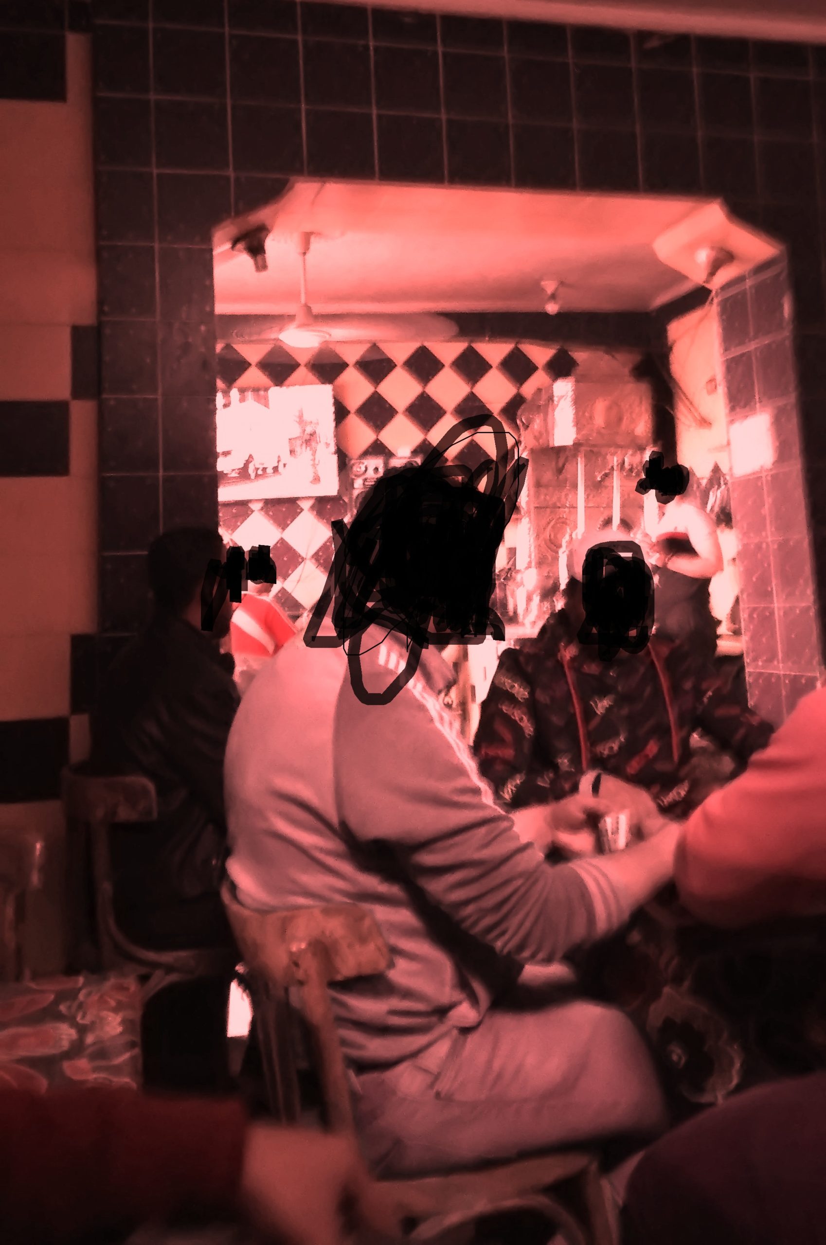 رغم الحظر .. شيشة ومخدرات ونكت عن كورونا في أحد مقاهي فيصل كورونا