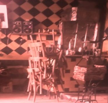 ماذا لو اختفت أغاني جوليا بطرس ومسلسلات رمضان؟! الحظر وإغلاق المقاهي..شيشة ومخدرات ونكت عن كورونا في أحد مقاهي فيصل