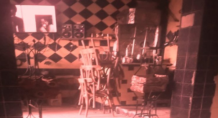 الحظر وإغلاق المقاهي..شيشة ومخدرات ونكت عن كورونا في أحد مقاهي فيصل