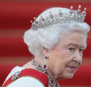 فقه الأدمن..ماذا يحدث في جروب”فتاوى معاصرة” على فيسبوك؟ مسخرة الفتوى الملكة إليزابيث