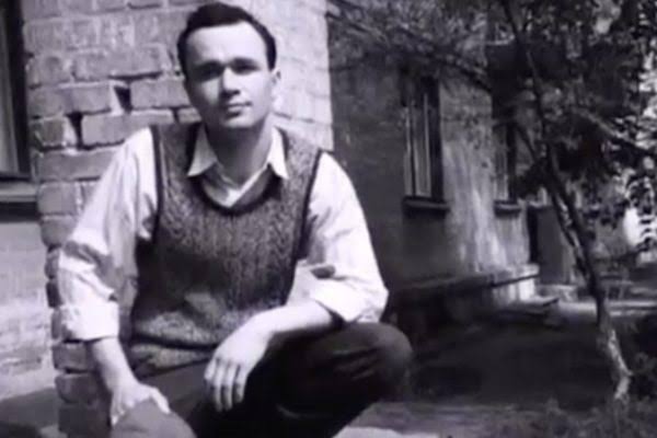 كيف سافر “سيرجي بونومارينكو” عبر الزمن من الثلاثينات إلى الألفينات بضغطة زر الزمن