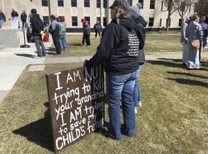 كيف يتعامل سكان الولايات المتحدة الأمريكية مع فيروس كورونا؟ بالمظاهرات الولايات المتحدة الأمريكية