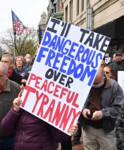 كيف يتعامل سكان الولايات المتحدة الأمريكية مع فيروس كورونا؟ بالمظاهرات الولايات المتحدة الأمريكية