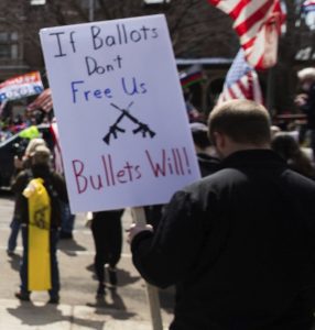 كيف يتعامل سكان الولايات المتحدة الأمريكية مع فيروس كورونا؟ بالمظاهرات الولايات المتحدة الأمريكية