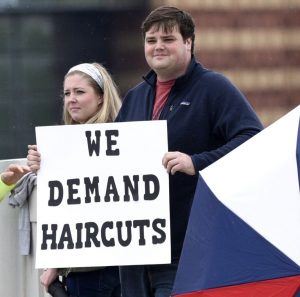 كيف يتعامل سكان الولايات المتحدة الأمريكية مع فيروس كورونا؟ بالمظاهرات الولايات المتحدة الأمريكية