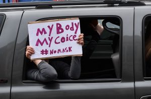 كيف يتعامل سكان الولايات المتحدة الأمريكية مع فيروس كورونا؟ بالمظاهرات الولايات المتحدة الأمريكية