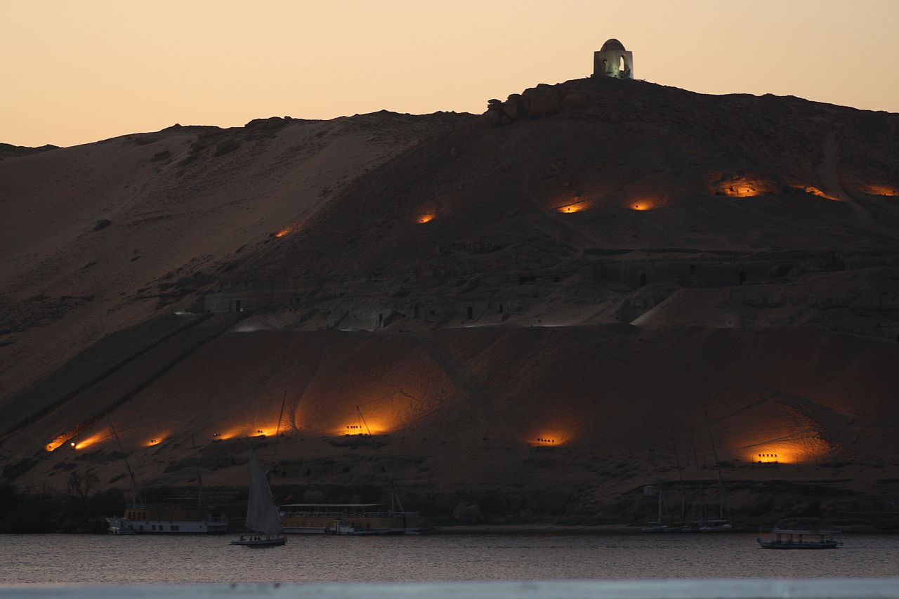 ليس شرطًا أن يكون تحت القبة شيخ “جبل أبو الهوا نموذجًا” أبو الهوا