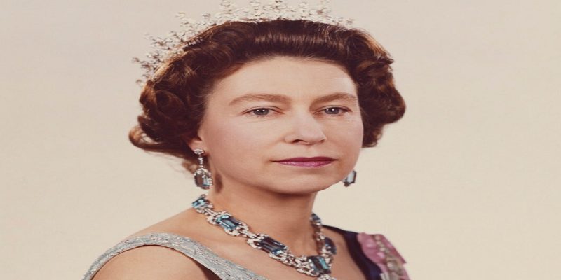 “أرشيف أخبار يوم 8 رمضان زمان” ملكة بريطانيا تتلقى التبرعات لحل مشكلتها المالية 8 رمضان زمان