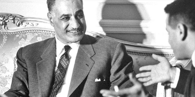 ماذا فعل عبد الناصر حينما شاهد صورة الملك فاروق في منزل أحد موظفي الرئاسة؟ كبير أمناء ........................................................................