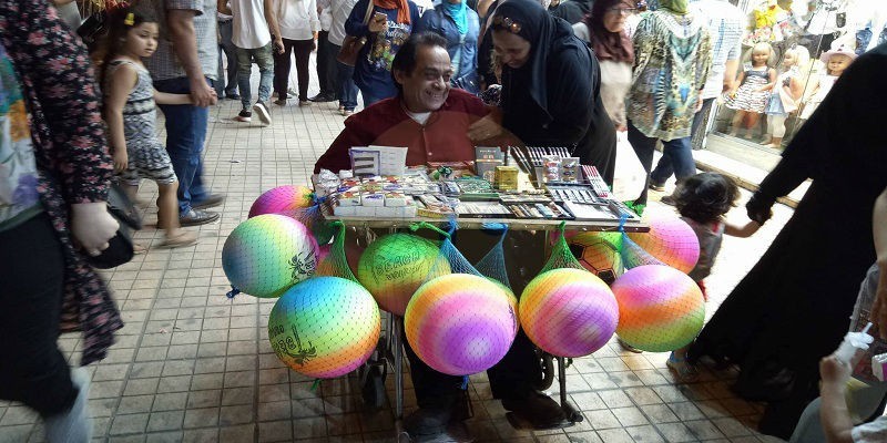 “بائعو وسط البلد المتجولون” الكرامة تقهر الإعاقة بقروش معدودة وابتسامة راضية بائعي وسط البلد