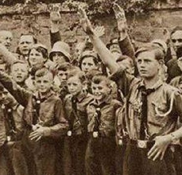 ما الذي فعله عبد الحليم حافظ في سعد الدين وهبة أثناء كتابة فيلم “أبي فوق الشجرة” ؟ مصنع أطفال هتلر