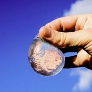 زجاجات المياه البلاستيكية