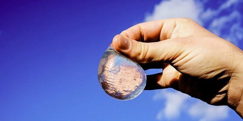 زجاجات المياه البلاستيكية