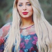 مي حلمي ورأي رشا الشامي في أدائها الغريب على شبكات التواصل الاجتماعي