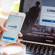 كيفية تحميل السيرة الذاتية من لينكد ان LinkedIn لمشاركتها أو طباعتها لاحقًا