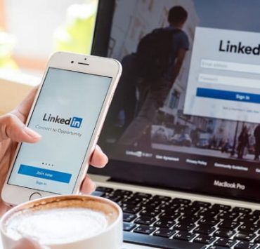 كيفية تحميل السيرة الذاتية من لينكد ان LinkedIn لمشاركتها أو طباعتها لاحقًا