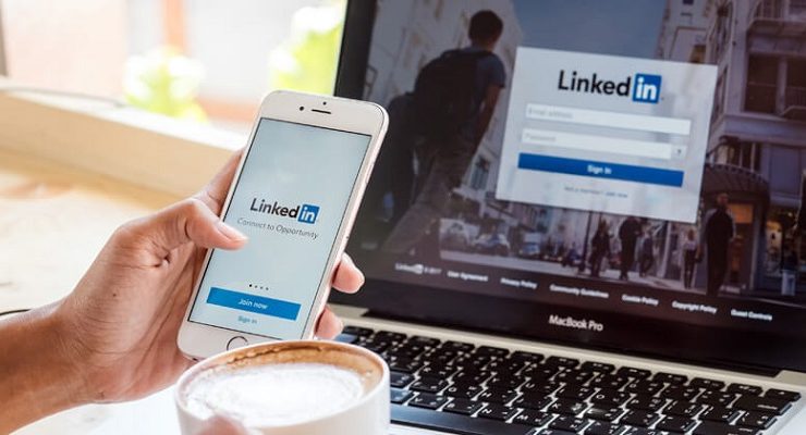 كيفية تحميل السيرة الذاتية من لينكد ان LinkedIn لمشاركتها أو طباعتها لاحقًا