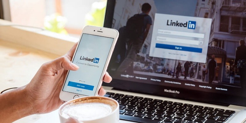 كيفية تحميل السيرة الذاتية من لينكد ان LinkedIn لمشاركتها أو طباعتها لاحقًا
