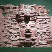 مجسّم قناع المايا يعكس فترة ما بعد الكلاسيكيّة