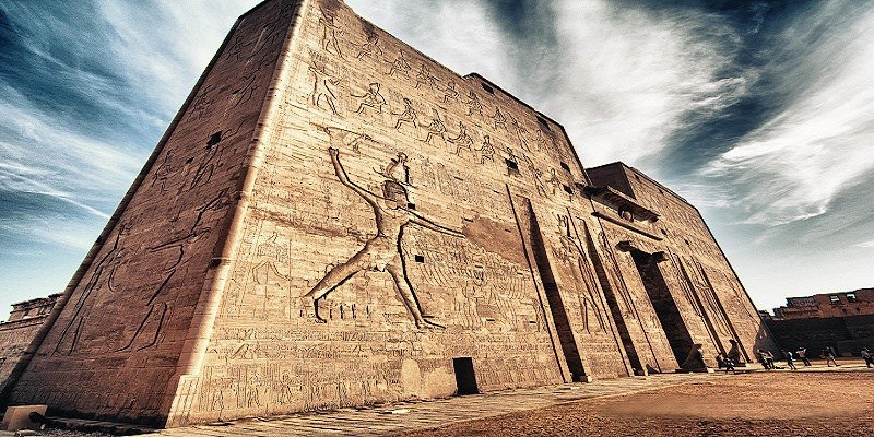 عن صلاة الفجر داخل معبد إدفو في أسوان “هكذا كانت تتم أهم عبادة بمصر القديمة” معبد إدفو في أسوان