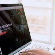 كيفية تفعيل المشاهدة الجماعية في نتفليكس عبر أداة Teleparty على الإنترنت