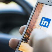 كيفية نشر ستوري على لينكد ان عبر تطبيق الهواتف الذكية