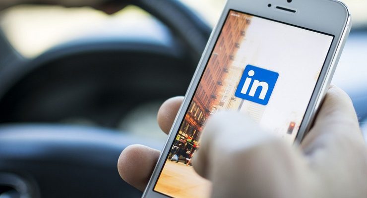 كيفية نشر ستوري على لينكد ان عبر تطبيق الهواتف الذكية