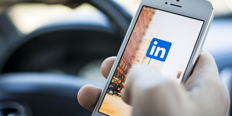 كيفية نشر ستوري على لينكد ان عبر تطبيق الهواتف الذكية