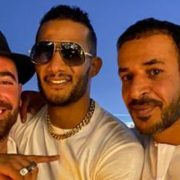 محمد رمضان يحتضن مطرب إسرائيلي في صورة .. حزينة البطن اللي جابتك