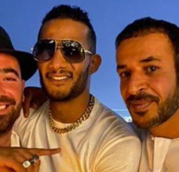 محمد رمضان يحتضن مطرب إسرائيلي في صورة .. حزينة البطن اللي جابتك