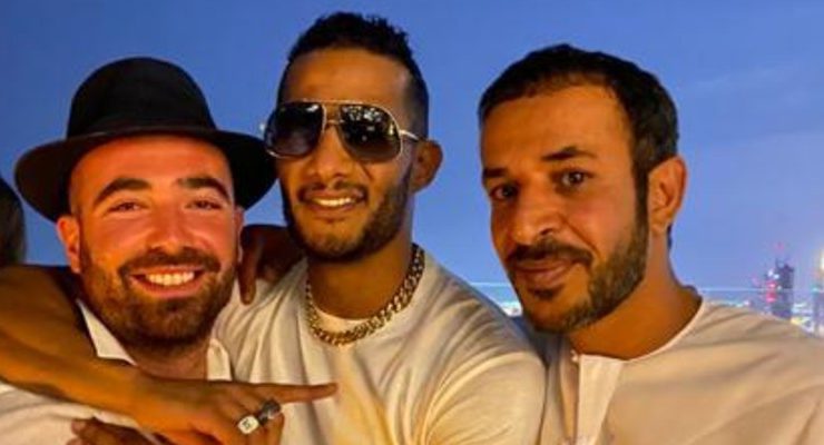 محمد رمضان يحتضن مطرب إسرائيلي في صورة .. حزينة البطن اللي جابتك