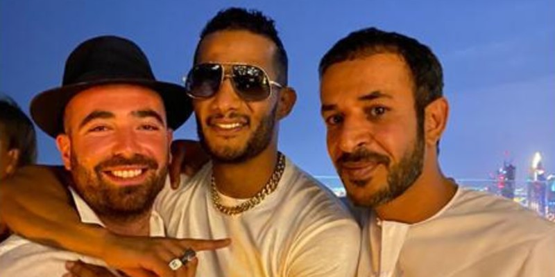 محمد رمضان يحتضن مطرب إسرائيلي في صورة .. حزينة البطن اللي جابتك