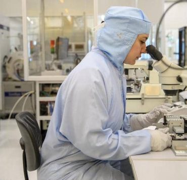 أغرب أخبار الكورونا 2020.. مسنة تبلغ من العمر 104 سنة تهزمه وعرس يقام فوق لودر! الكورونا