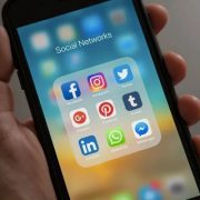 كيفية إنشاء المجلدات في الايفون لتجميع التطبيقات وتنظيم الهاتف